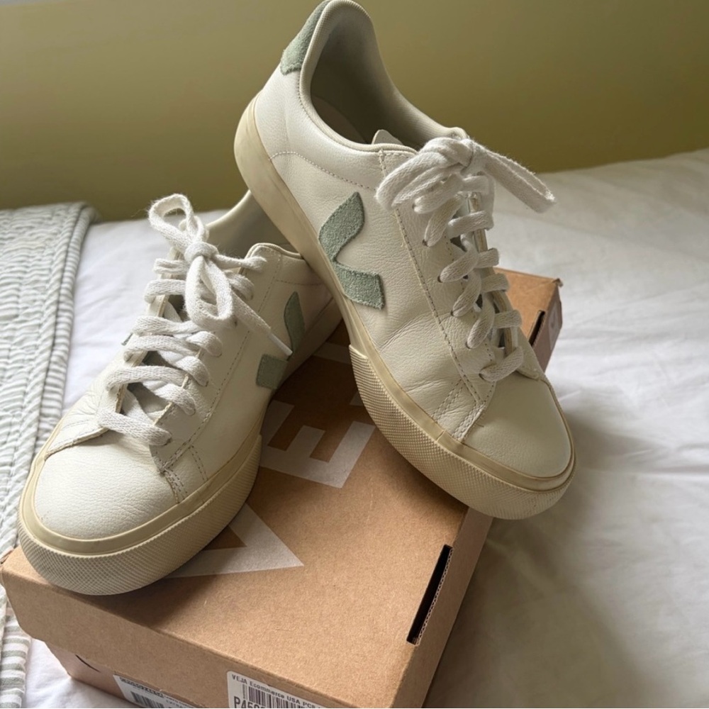 Women's Veja EUR 36 sneakers with olive green detail